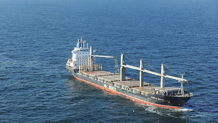 Der Frachter "Purple Beach" liegt am 26.05.2015 in der Deutschen Bucht in der Nordsee. Bei dem Frachter hat es einen Notfall gegeben. Die Besatzung hatte am Montagabend Rauchentwicklung in einem der Laderäume des Schiffs bemerkt, teilte das Havariekommando am Dienstag in Cuxhaven (Niedersachsen) mit. Der Frachter "Purple Beach" liegt am 26.05.2015 in der Deutschen Bucht in der Nordsee. Bei dem Frachter hat es einen Notfall gegeben. Die Besatzung hatte am Montagabend Rauchentwicklung in einem der Laderäume des Schiffs bemerkt, teilte das Havariekommando am Dienstag in Cuxhaven (Niedersachsen) mit.
