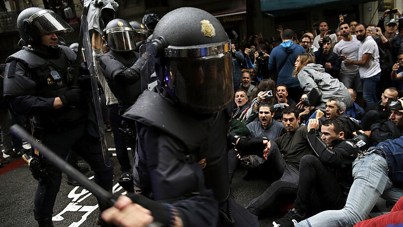 Referendum in Katalonien über die Abspaltung von Spanien. Die Polizei greift massiv in die Wahl ein. Die Bilder.