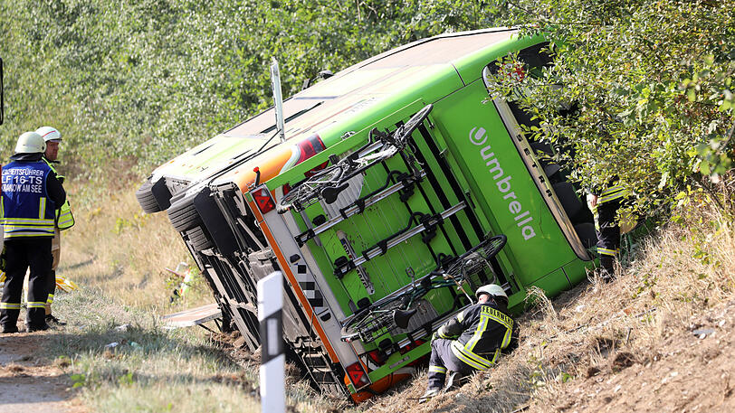 Bei dem Fernbus-Unfall verletzten sich 16 Personen &ndash; die Bilder vom Unfallort.