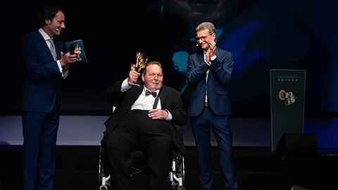 Ottfried Fischer (m.) mit Bayerns Kunst- und Wissenschaftsminister Bernd Sibler (CSU, r.) und Moderator Thomas Ohrner.