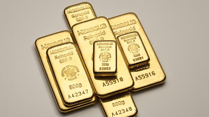 Das Bargeld und die Goldbarren, die das Rentner-Ehepaar dem falschen Polizisten übergeben hat, sollten nun futsch sein. (Symbolbild)