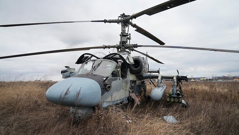 Ein russischer Ka-52-Kampfhubschrauber steht nach einer Notlandung außerhalb Kiews auf einem Feld. Ein russischer Ka-52-Kampfhubschrauber steht nach einer Notlandung außerhalb Kiews auf einem Feld.