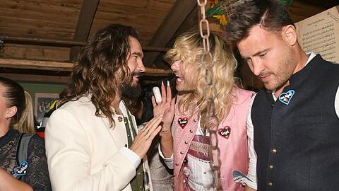 Tom und Bill Kaulitz mit Marc Eggers bei ihrem Oktoberfest-Besuch 2023.
