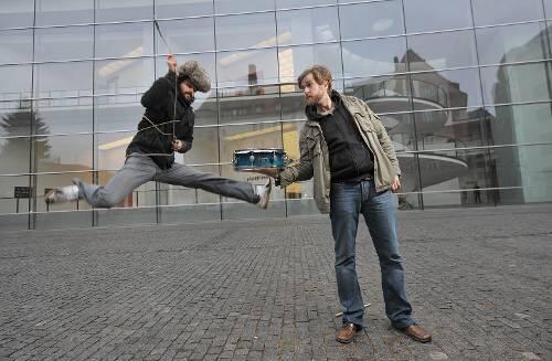 Am Schauplatz ihres ersten Konzerterfolges: Oskar (Özgür Kantar) und Todor (Steffen Zimmermann) von den flunkernden &bdquo;Bertholinis&ldquo; vor dem Neuen Museum.