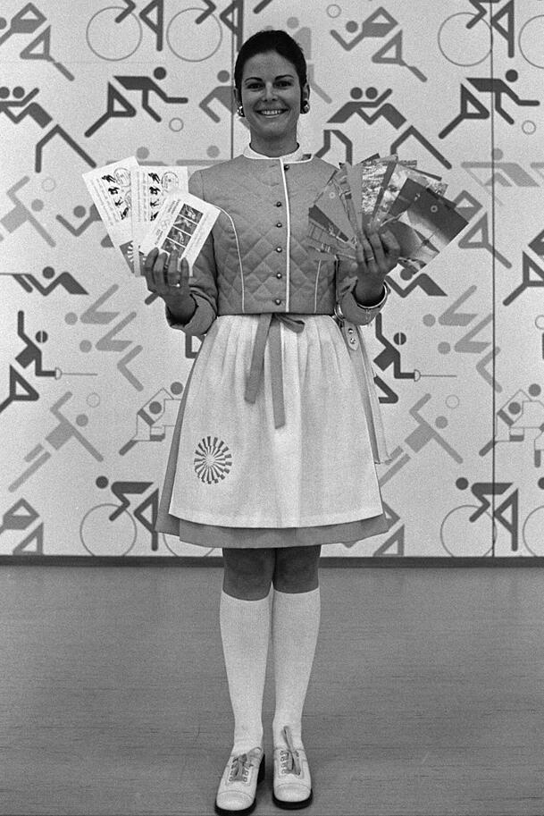 Silvia Sommerlath, spätere Königin von Schweden, präsentiert als Olympiahostess die begehrten Olympiatickets. Silvia Sommerlath, spätere Königin von Schweden, präsentiert als Olympiahostess die begehrten Olympiatickets.