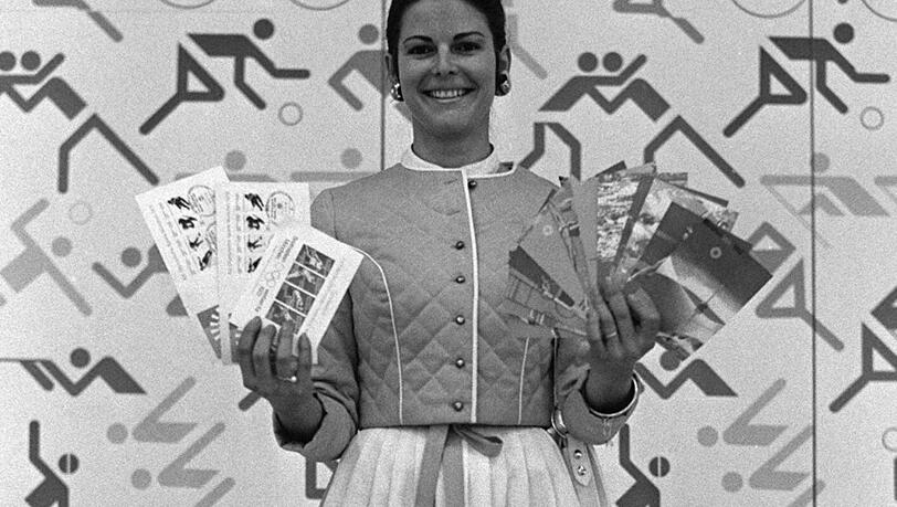Silvia Sommerlath, sp&auml;tere K&ouml;nigin von Schweden, pr&auml;sentiert als Olympiahostess die begehrten Olympiatickets.