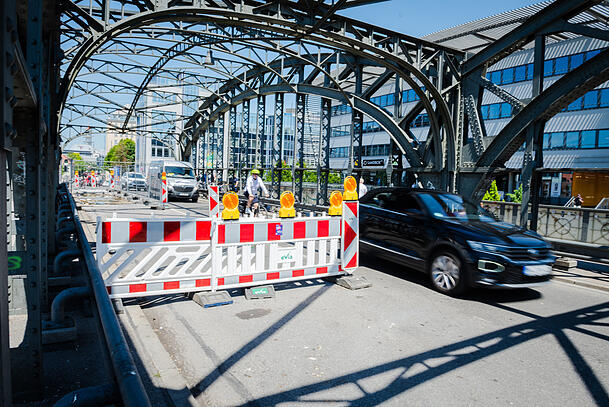 Der Verkehr wird aktuell nur einspurig &uuml;ber die Hackerbr&uuml;cke gef&uuml;hrt.