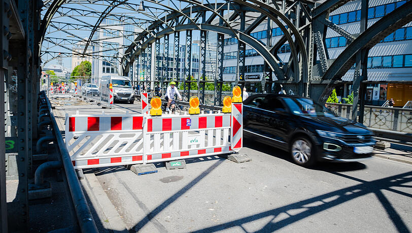 Der Verkehr wird aktuell nur einspurig über die Hackerbrücke geführt. Der Verkehr wird aktuell nur einspurig über die Hackerbrücke geführt.