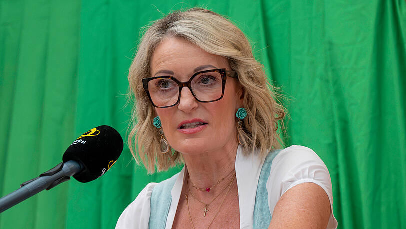 Monika Gruber schl&auml;gt ernste T&ouml;ne an und spricht &uuml;ber ihren unerf&uuml;llten Kinderwunsch.