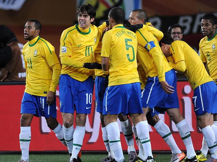 Die Brasilianer um Stürmer Robinho und Spielmacher Kaka (v. l.) feiern ein Tor.