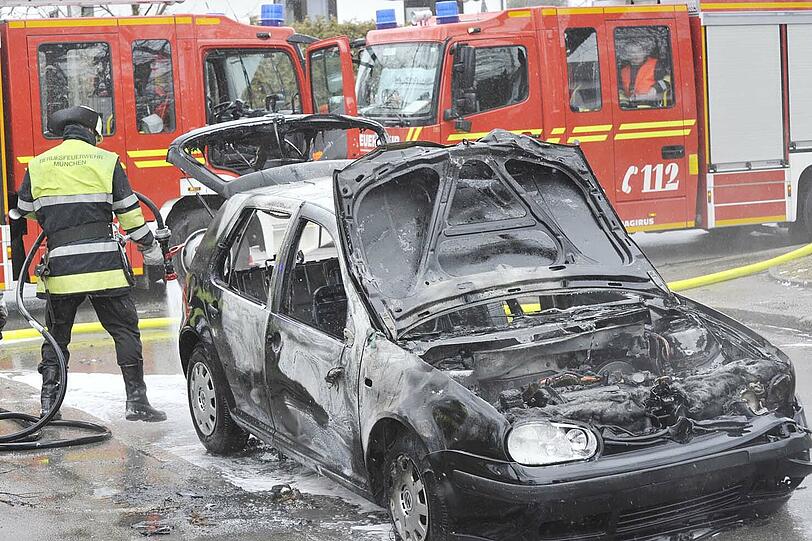 Der Wagen ist nur noch Schrott: Der Golf ist nach einem Crash vollständig ausgebrannt.