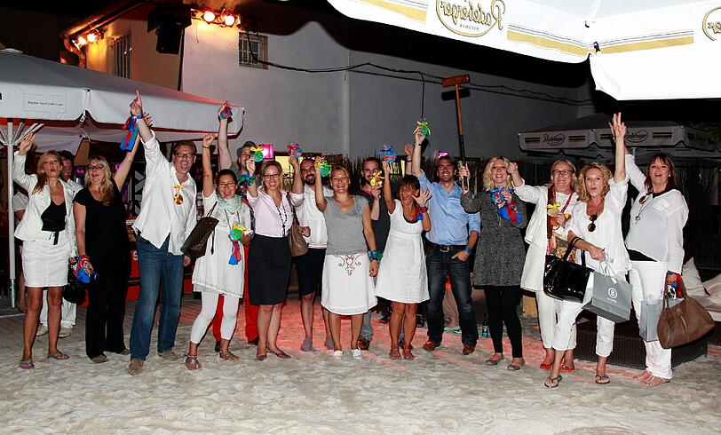 Der Gastgeber: die Lifestyle-Firma Bogner, die Location: Sandstrand mit Rasen am Nektar Beach, der Dresscode: "Sporty White" - und die Gäste: prominent!