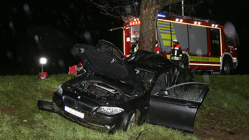 Schreckliche Bilder aus Icking: Der BMW kam von der Straße ab und prallte gegen einen Baum. Zwei 19-jährige Männer starben.