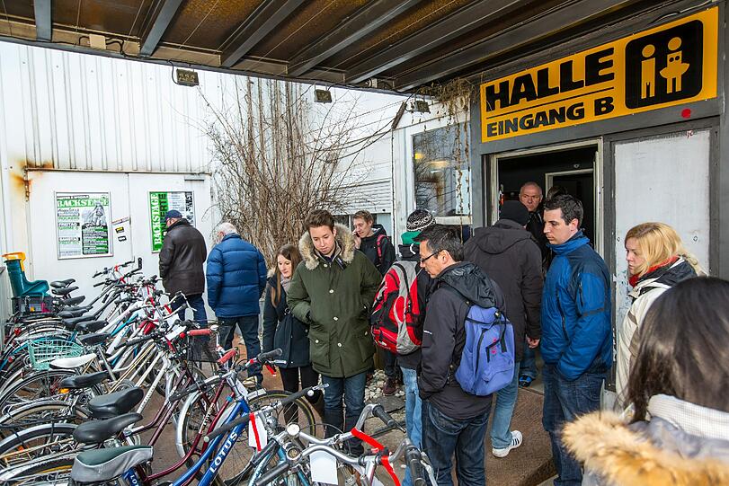 Etwa 5000 Münchner haben sich beim Radlflohmarkt der Stadt im Backstage umgesehen.