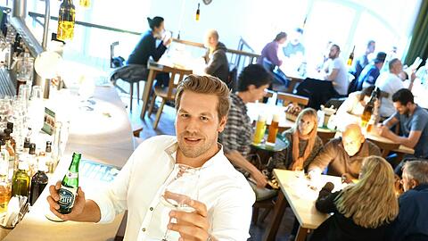 Die alkoholfreie Hopfen-Alternative im Giesinger Bräustüberl: Jonas Seidl mit seiner Hopster-Limonade.
