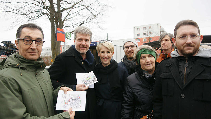 Cem Özdemir, Dieter Janecek, Katrin Habenschaden, Jan Halbauer, Dagmar Mosch und Martin Eberl (v.l.) an der S-Bahn Aubing.