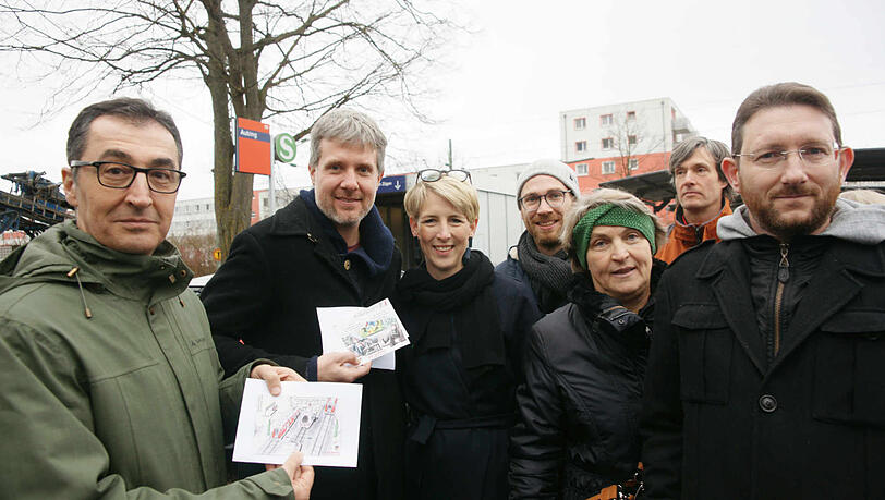 Cem Özdemir, Dieter Janecek, Katrin Habenschaden, Jan Halbauer, Dagmar Mosch und Martin Eberl (v.l.) an der S-Bahn Aubing. Cem Özdemir, Dieter Janecek, Katrin Habenschaden, Jan Halbauer, Dagmar Mosch und Martin Eberl (v.l.) an der S-Bahn Aubing.
