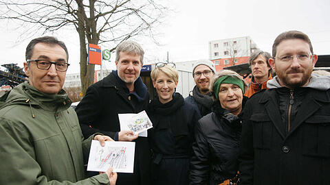 Cem Özdemir, Dieter Janecek, Katrin Habenschaden, Jan Halbauer, Dagmar Mosch und Martin Eberl (v.l.) an der S-Bahn Aubing.