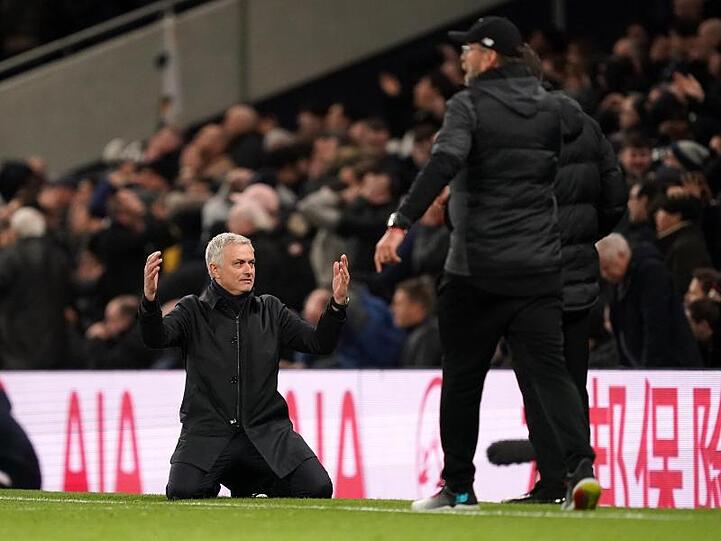 Kniefall: Spurs-Coach José Mourinho (l) ist fassungslos, Jürgen Klopp mit Liverpool obenauf.