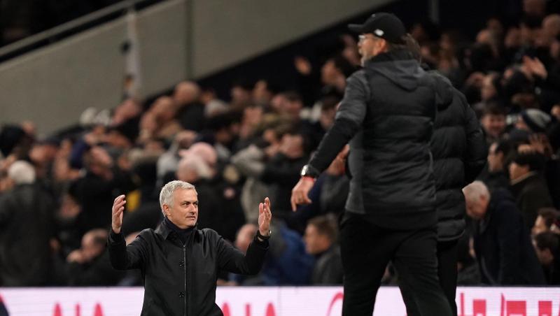 Kniefall: Spurs-Coach José Mourinho (l) ist fassungslos, Jürgen Klopp mit Liverpool obenauf. Kniefall: Spurs-Coach José Mourinho (l) ist fassungslos, Jürgen Klopp mit Liverpool obenauf.