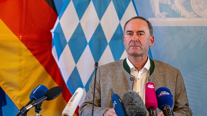 Vize-Ministerpräsident Hubert Aiwanger (Freie Wähler) spricht auf einer Pressekonferenz zu den Vorwürfen gegen ihn.