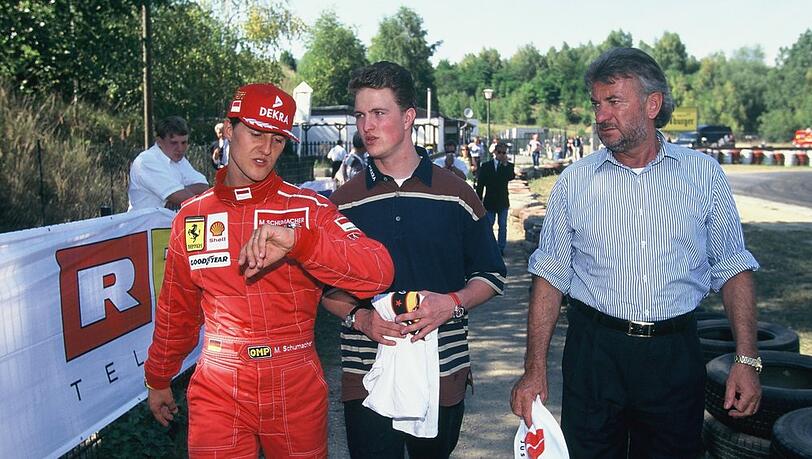 Formel-1-Star Michael Schumacher, sein Bruder Ralf Schumacher und der damalige Manager Willi Weber (v.l.) bei einem Pressetermin 1996 im heimatlichen Kerpen.