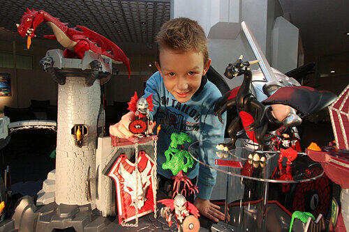 Robin (7) im Drachenland &ndash; die große Drachenburg mit dem flackernden Leuchtfeuer, dem Ketten-Tor, der Falltür und dem gefährlichen Fallstein ist nur schwer zu erobern.