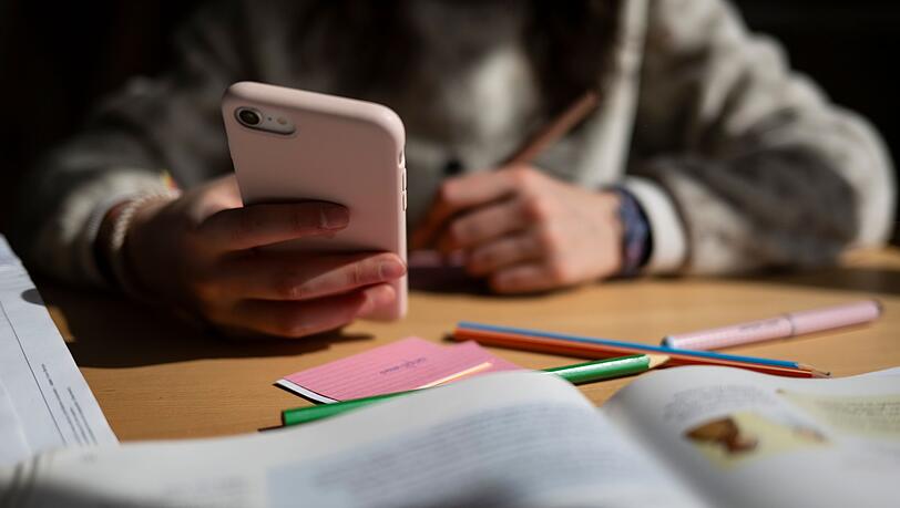 Ablenkung oder Hilfe? Über die Nutzung von Handys an Schulen gibt es unterschiedliche Ansichten.