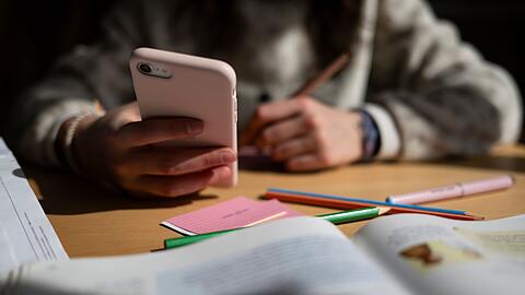 Ablenkung oder Hilfe? Über die Nutzung von Handys an Schulen gibt es unterschiedliche Ansichten.