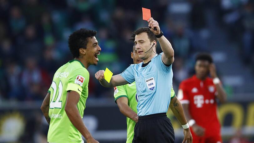 Luiz Gustavo (22, Wolfsburg) hielt lange den Rekord für die meisten Platzverweise in der Bundesliga. Luiz Gustavo (22, Wolfsburg) hielt lange den Rekord für die meisten Platzverweise in der Bundesliga.