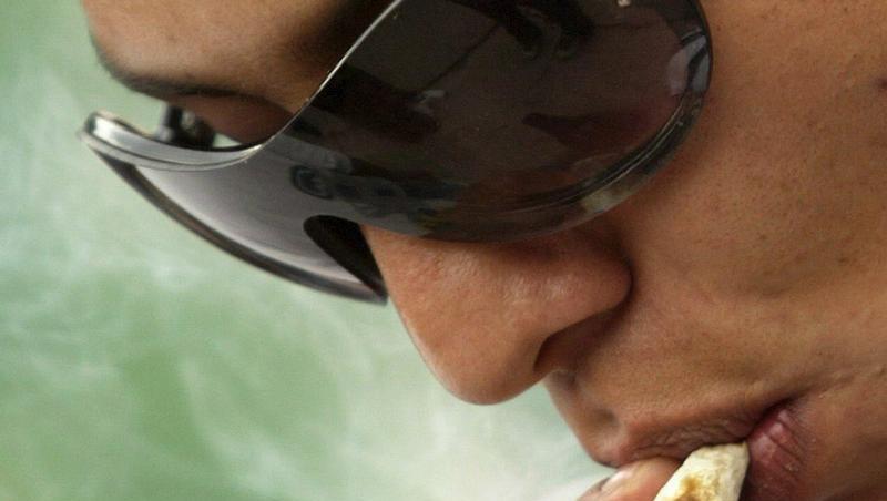 Ein junger Mann raucht einen Joint. Ein junger Mann raucht einen Joint.