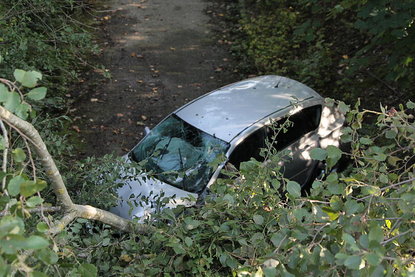Zwischen Mühldorf und München kommt ein Münchner Fahrer von der Straße ab und fährt in eine Baumgruppe. Danach stürzt das Auto vier Meter tief. Wie schwer der Fahrer verletzt wird, ist unklar.