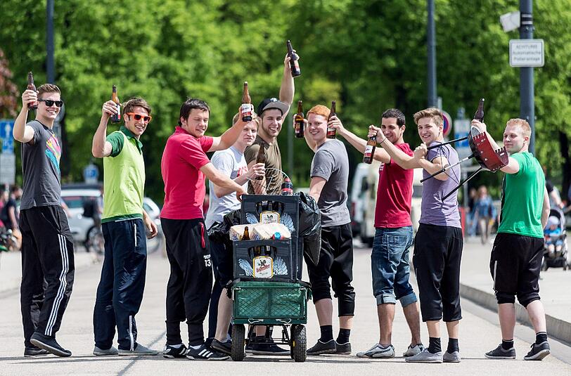 Wie jedes Jahr an Christi Himmelfahrt feiern die Herren der Schöpfung den Vatertag und ziehen mit Bollerwagen und Bier durch Wald und Flur. Wir zeigen die besten Bilder vom Vatertag!