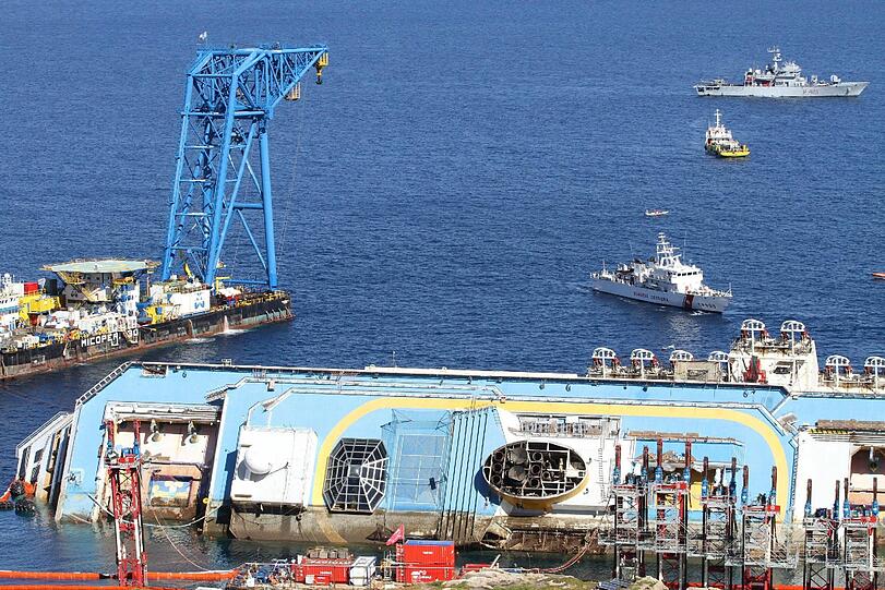 Der Bergungseinsatz am havarierten 
Kreuzfahrtschiff &bdquo;Costa Concordia&ldquo; hat sich am Montag deutlich 
verzögert. Die Aufrichtung des Schiffs vor der italienischen Insel 
Giglio werde voraussichtlich erst am Dienstag im Morgengrauen 
abgeschlossen sein. Die Bilder!