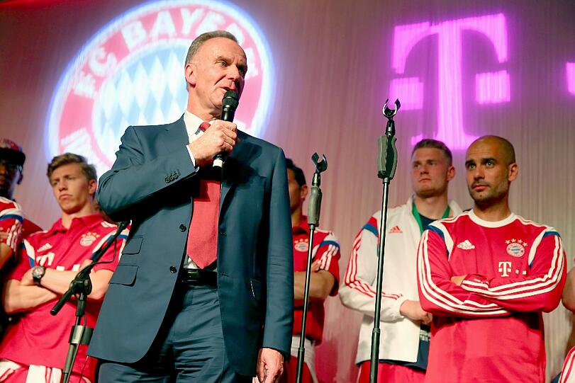 Die Bayern feiern: Nach dem Sieg gegen Borussia Dortmund im DFB-Pokalfinale lässt der FC Bayern in Berlin die Korken knallen. Hier die Feierbilder aus der Telekom-Zentrale.