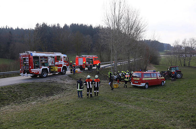 Bilder vom Unfall in Wald bei Altötting. Eine junge Fahranfängerin ist von der Fahrbahn abgekommen und gegen einen Baum geprallt.