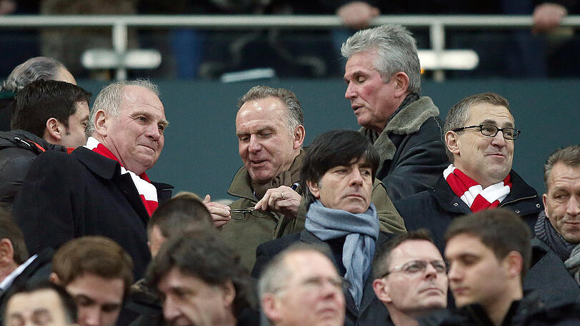 Jogi Löw (unten) möchte nichts von einem möglichen Traineramt beim FC Bayern wissen.