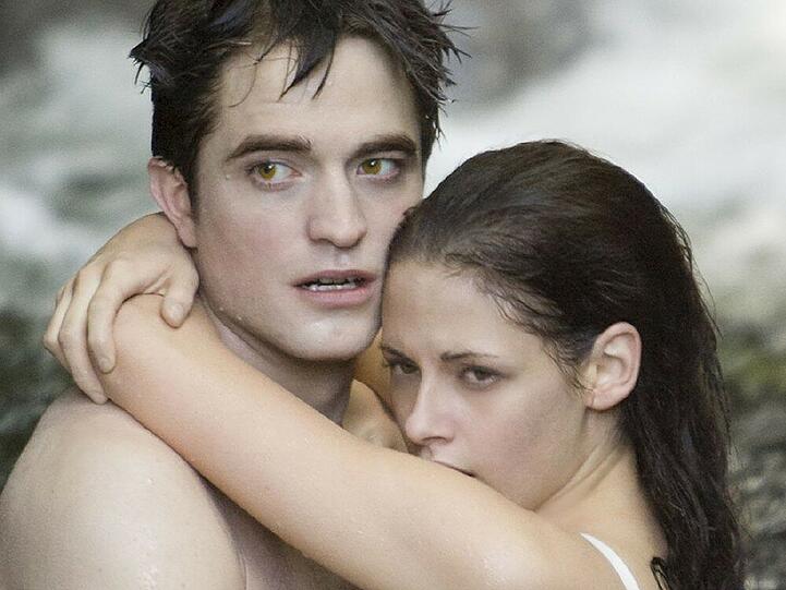 Edward (Robert Pattinson) und Bella (Kristen Stewart) genießen auf einer einsamen Insel vor Rio de Janeiro ihre Flitterwochen und geben sich endlich ihren so lange unterdrückten Leidenschaften hin