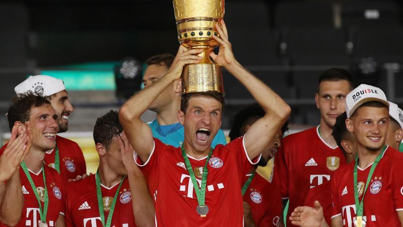 Münchens Thomas Müller hält die Trophäe nach dem Spiel hoch. Münchens Thomas Müller hält die Trophäe nach dem Spiel hoch.