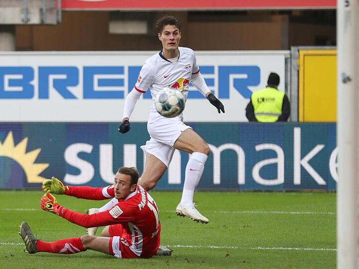 Paderborns Torwart Leopold Zingerle (l) kassiert den Trefer zum 0:1 durch Patrik Schick (r): Leipzig siegt mit 3:2 beim SC.