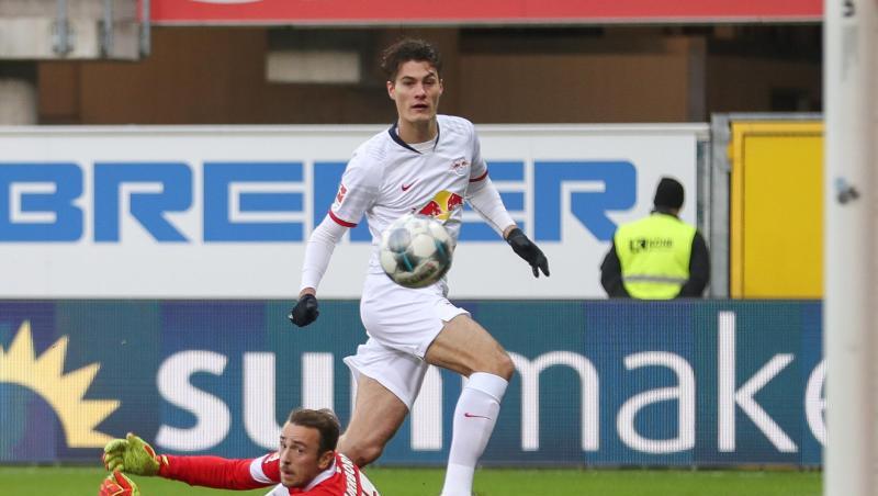 Paderborns Torwart Leopold Zingerle (l) kassiert den Trefer zum 0:1 durch Patrik Schick (r): Leipzig siegt mit 3:2 beim SC. Paderborns Torwart Leopold Zingerle (l) kassiert den Trefer zum 0:1 durch Patrik Schick (r): Leipzig siegt mit 3:2 beim SC.