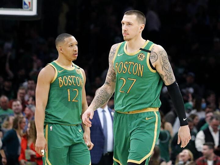 Auch das NBA-Team von Daniel Theis (r) meldet Corona-Fälle.