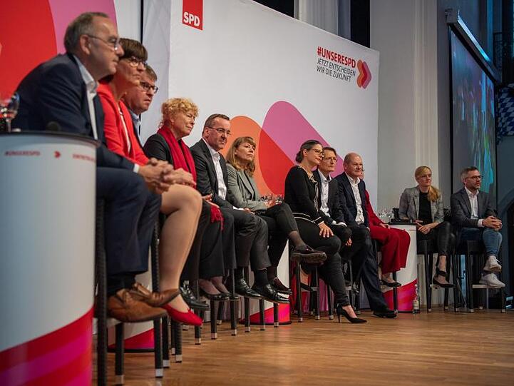 Die Kandidaten für den Parteivorsitz der SPD sitzen bei der letzten Regionalkonferenz in München auf der Bühne.