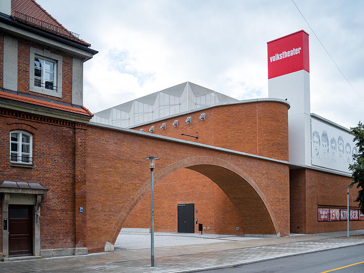 Erst vor Kurzem feierlich eröffnet: das neue Volkstheater, das auf dem alten Viehhofgelände liegt.