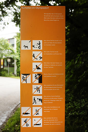 Kein Feuer machen, nicht musizieren und bitte den Hund an die Leine nehmen: die Regeln im Dorf.