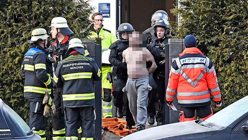 Die Beamten führen den Mann ab. Die Beamten führen den Mann ab.