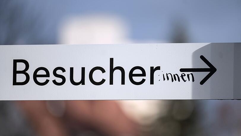 Das Wort "Besucher" ist auf einem Schild in der Innenstadt mit dem Zusatz ":innen" versehen.