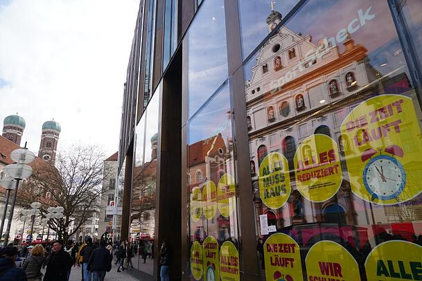 Es könnte so schön sein in der Fußgängerzone. Doch der Abschied eines Traditionsunternehmens wie Sport Scheck stimmt viele Münchner traurig. Es könnte so schön sein in der Fußgängerzone. Doch der Abschied eines Traditionsunternehmens wie Sport Scheck stimmt viele Münchner traurig.