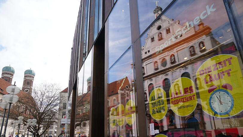 Es könnte so schön sein in der Fußgängerzone. Doch der Abschied eines Traditionsunternehmens wie Sport Scheck stimmt viele Münchner traurig. Es könnte so schön sein in der Fußgängerzone. Doch der Abschied eines Traditionsunternehmens wie Sport Scheck stimmt viele Münchner traurig.