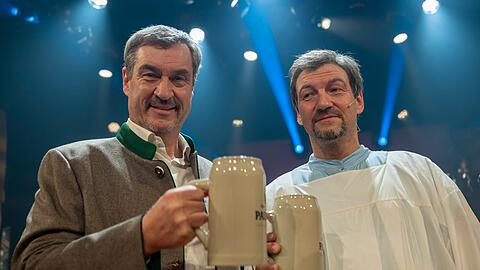 Markus S&ouml;der, (CSU) Ministerpr&auml;sident von Bayern und sein Dubel Thomas Unger stehen beim Starkbieranstich auf dem Nockherberg nach dem Singspiel nebeneinander. Mit dem traditionellen Verspotten, dem &laquo;Derblecken&raquo; von Politikern am M&uuml;nchner Nockherberg, wird traditionell die Starkbier-Saison in Bayern er&ouml;ffnet.